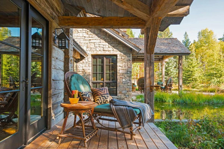 Домик в лесу с верандой