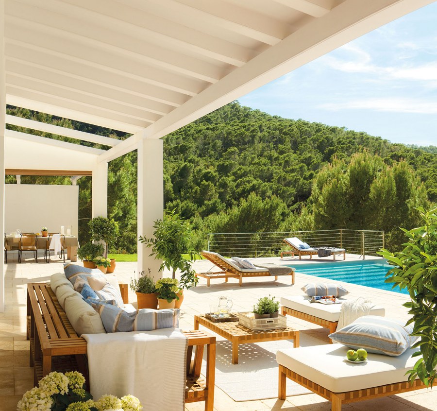 Современный дом с террасой