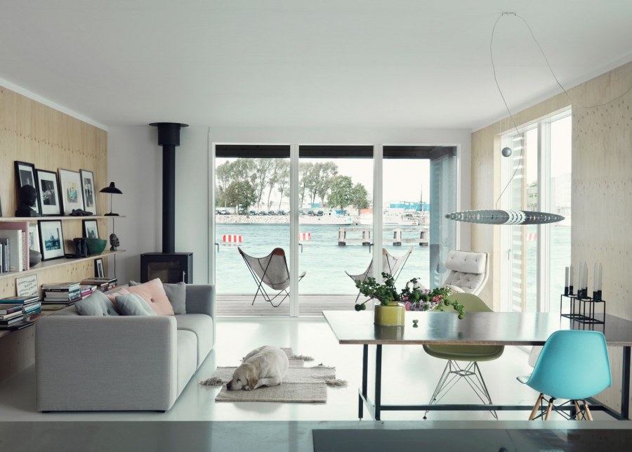 Гостиная в скандинавском стиле с большими окнами