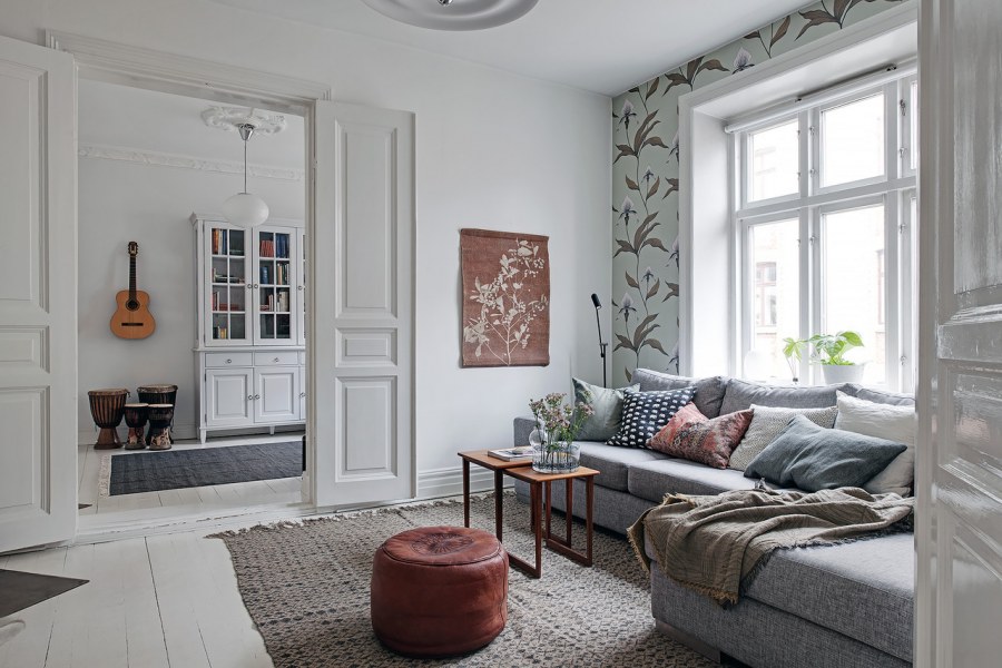 Обои вокруг окна в современном интерьере