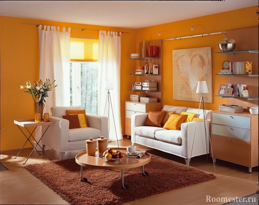 Оранжевые стены в гостиной