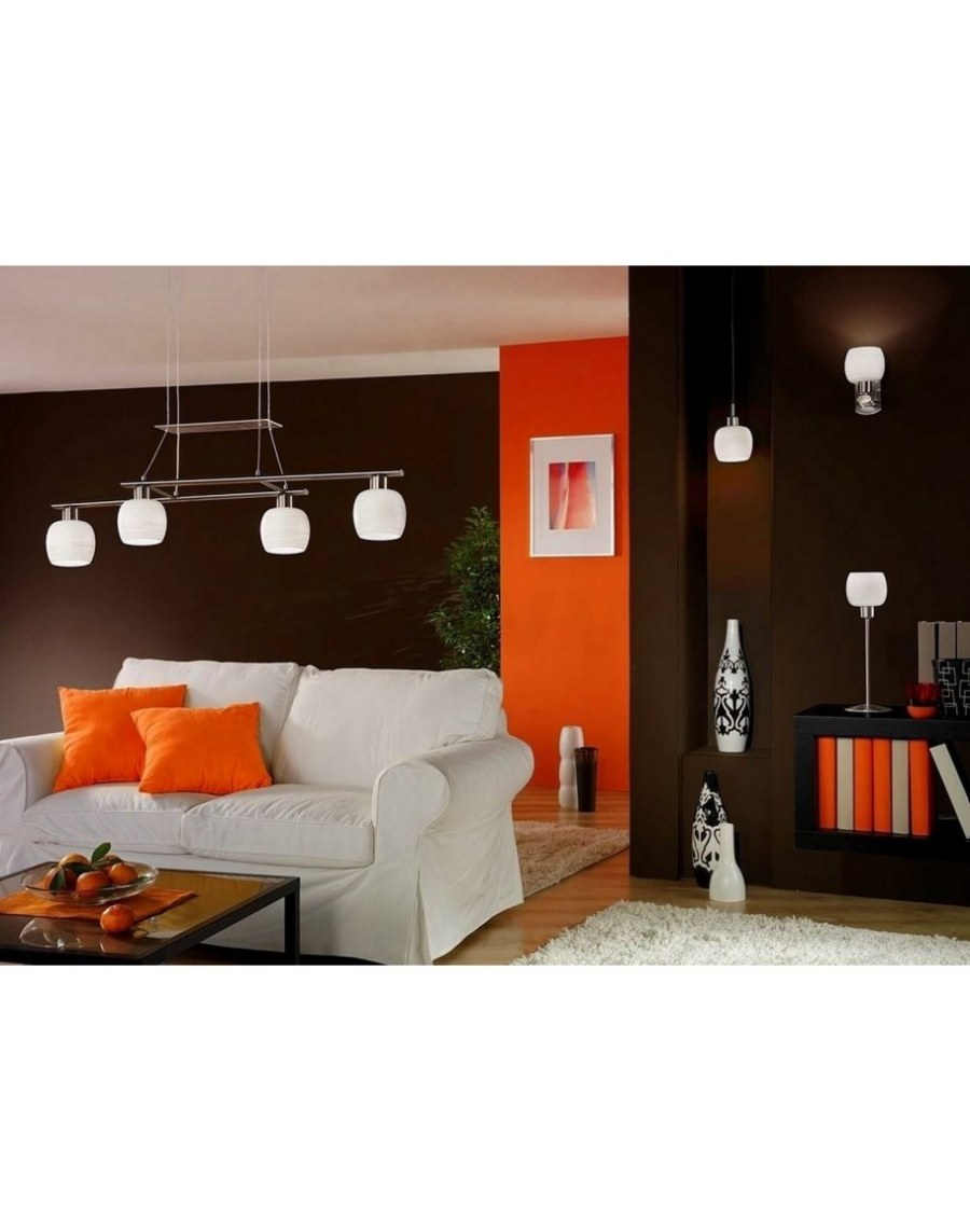 Комната с оранжевыми стенами