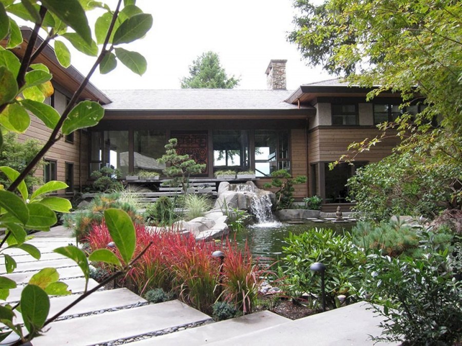 Японский сад цубо с прудом