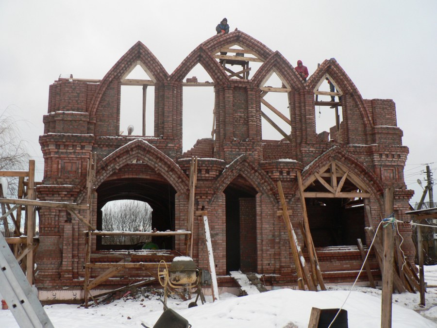 Кирпичный дом в стиле русской готики