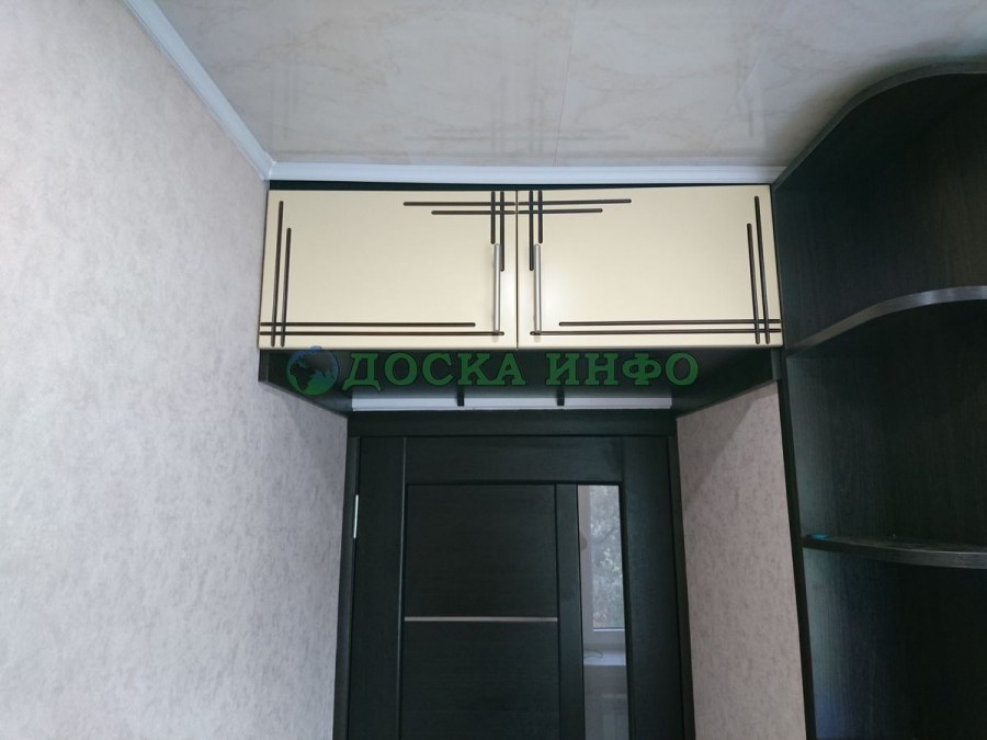 Антресоль над входной дверью в прихожей