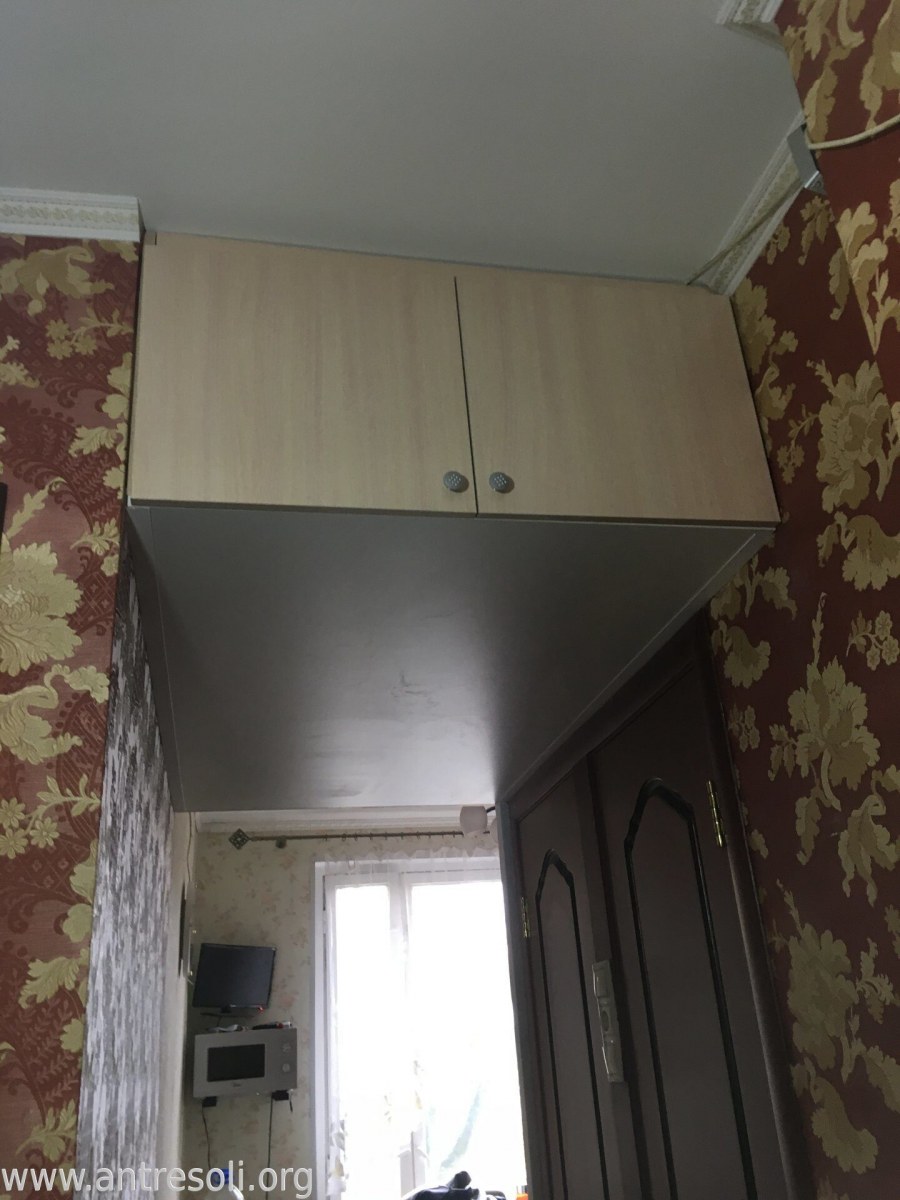 Кухня с антресолью