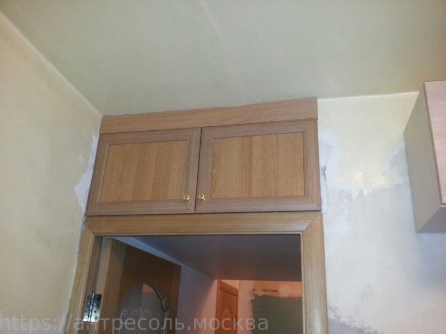 Антресоли под окном