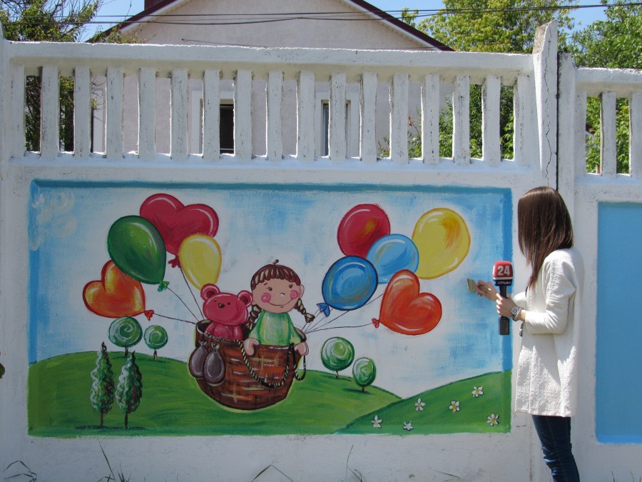 Рисуем на заборе