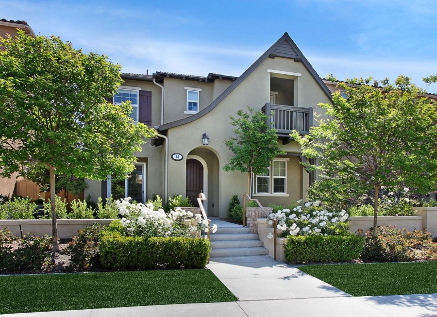 Красивый загородный дом с садом