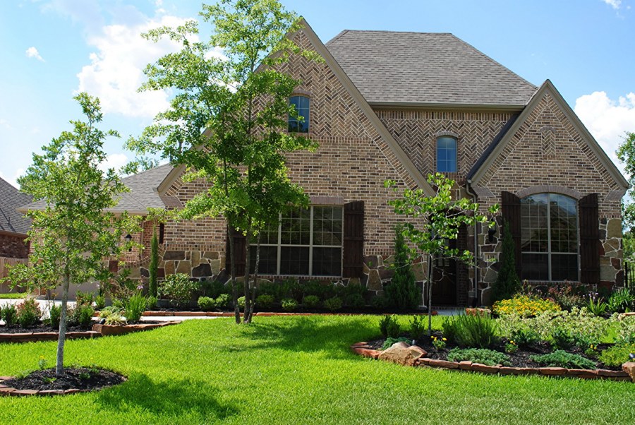 Кирпичный домик в саду