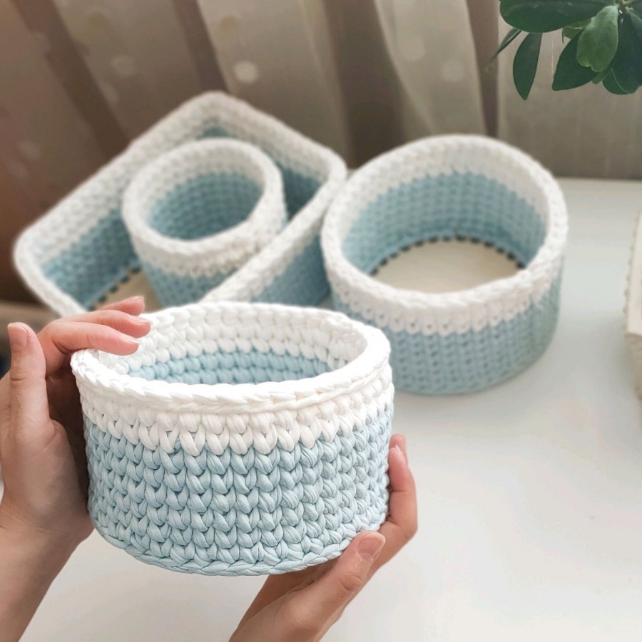 Вязаная корзина с крышкой