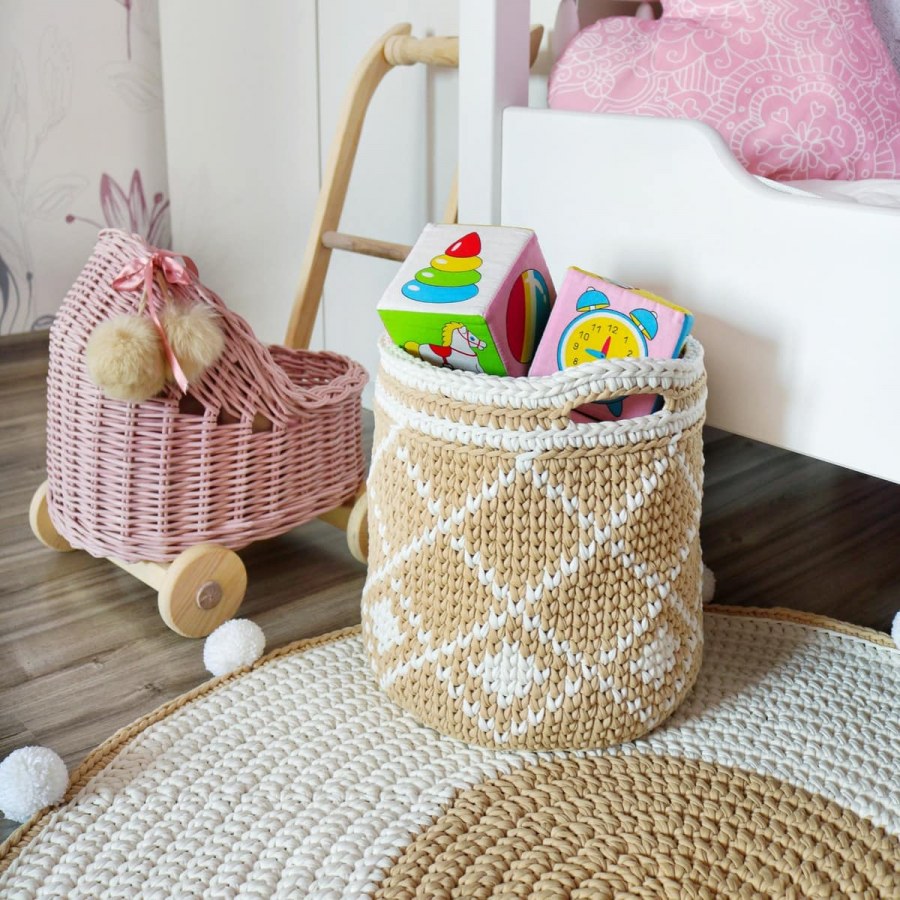 Вязаная корзина для игрушек