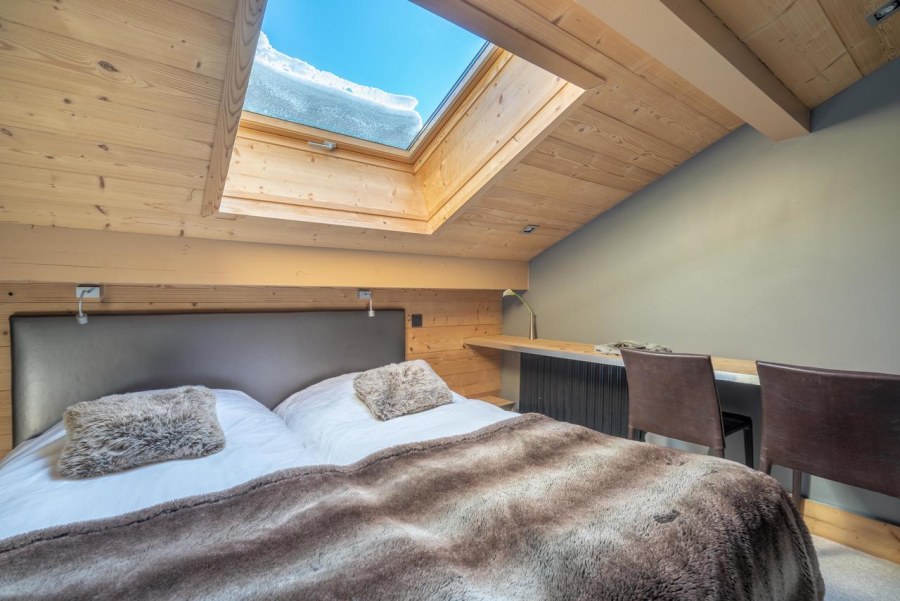 Спальня с мансардной крышей