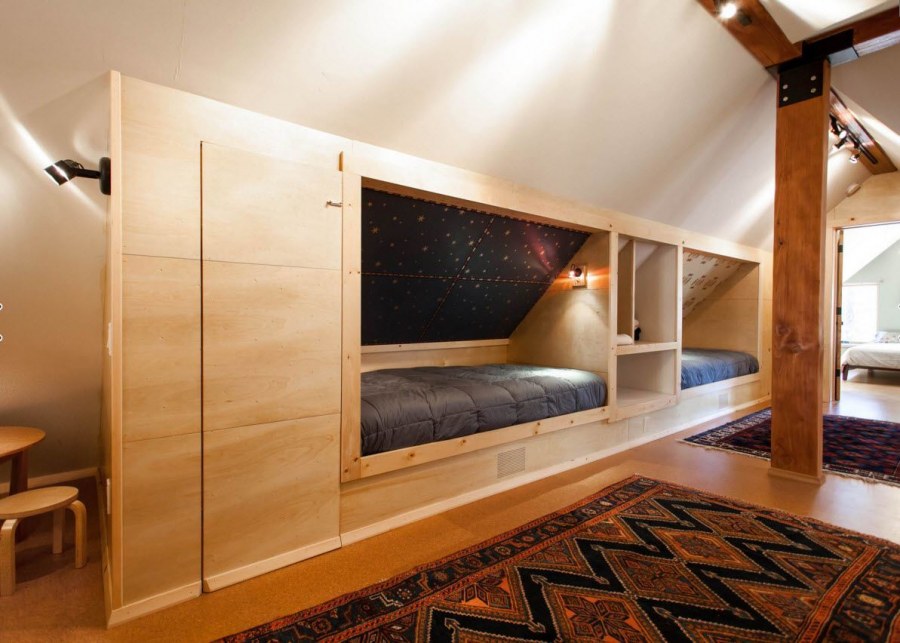 Встроенная мебель на мансарде