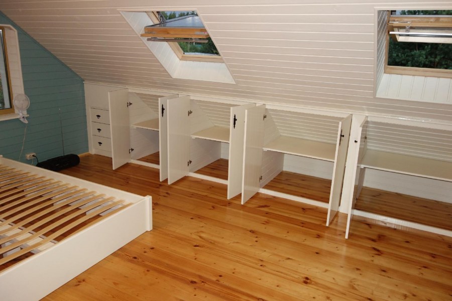 Деревянные шкафы на мансарде