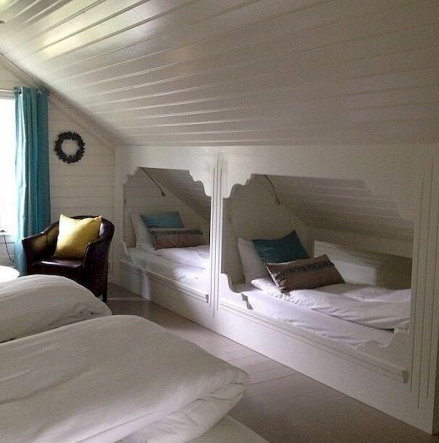 Кровать на мансарде