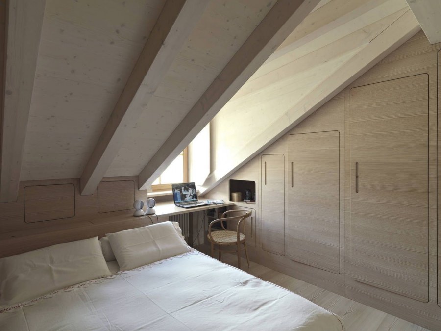 Кровать под скатом крыши