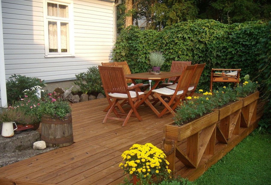 Деревянное патио на даче