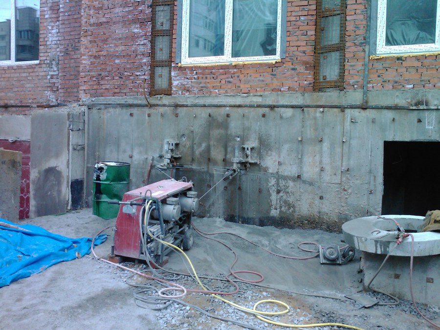 Расширение проема алмазная резка