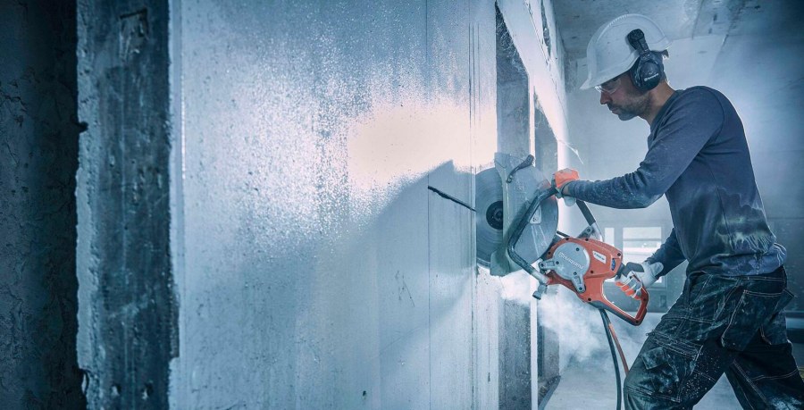 Алмазное сверление отверстий в кирпичной стене