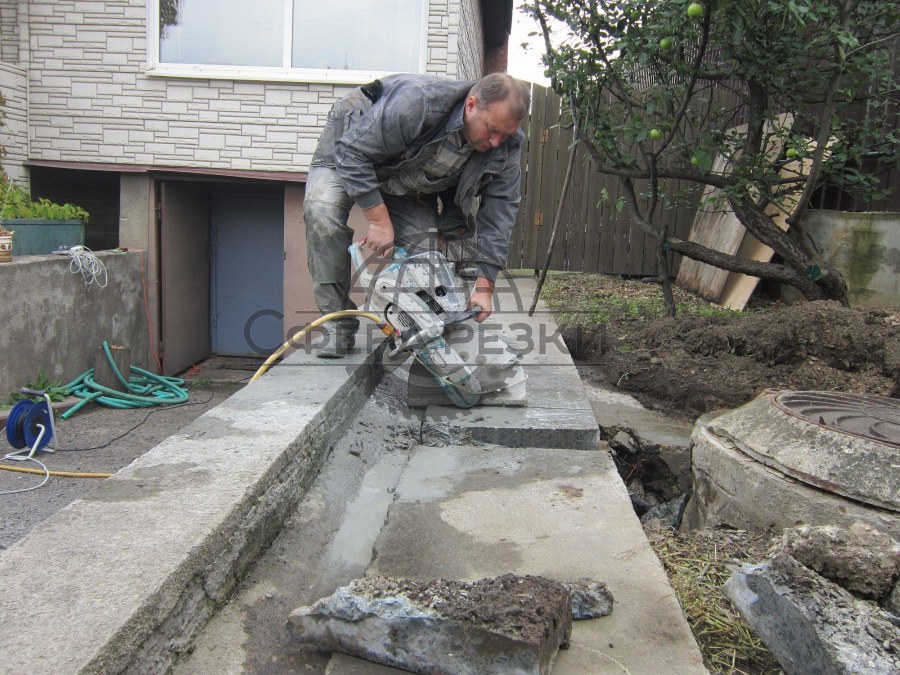 Вырезка места бетон