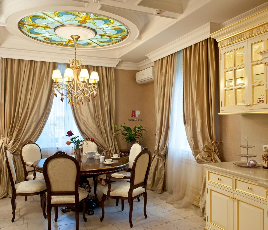 Кухня Неоклассика с окном в интерьере