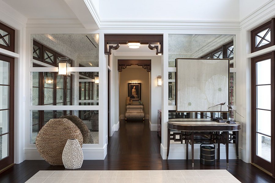 Большие зеркала в интерьере гостиной