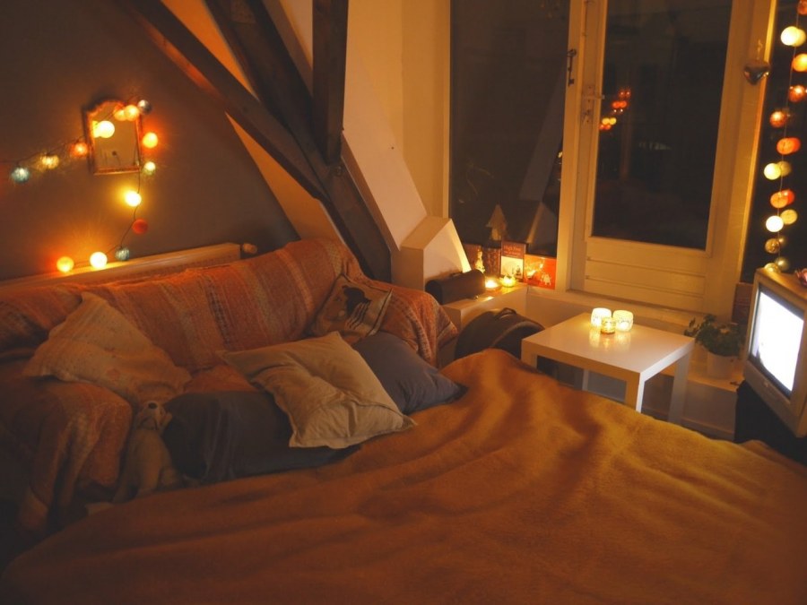 Ночная комната с кроватью у окна