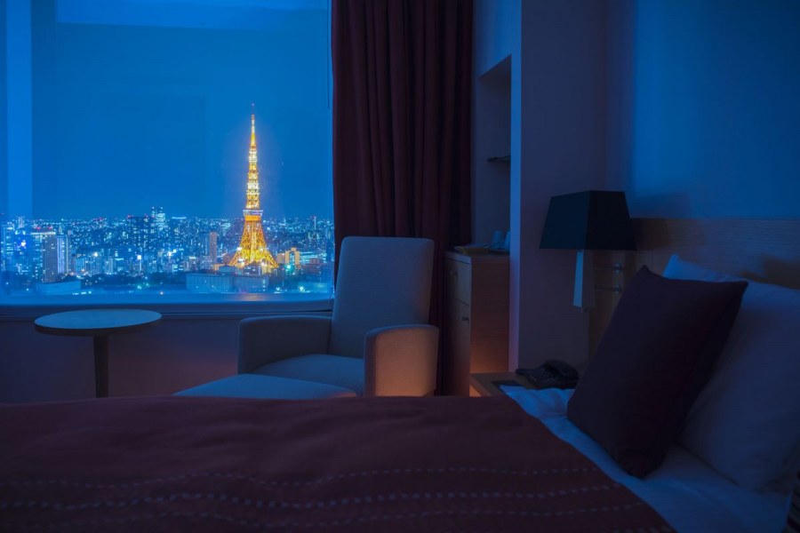 Комната с видом на ночной город