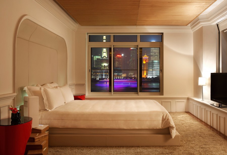 Красивая комната с большой кроватью