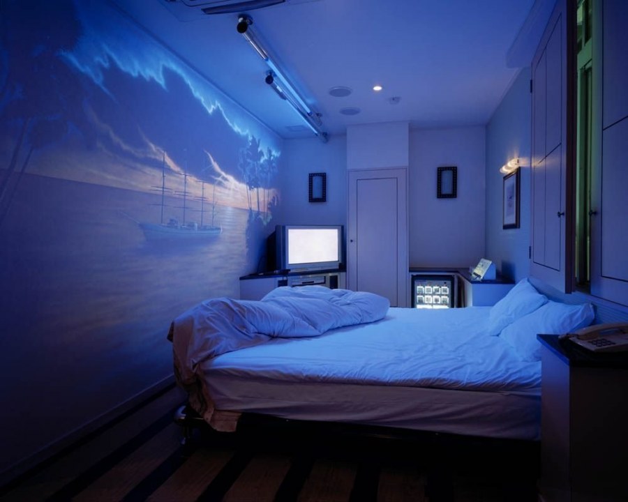 Комната с синим освещением