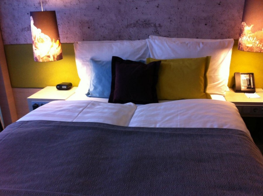 Кровать ночью