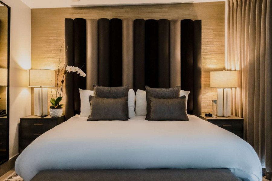 Кровать в темноте