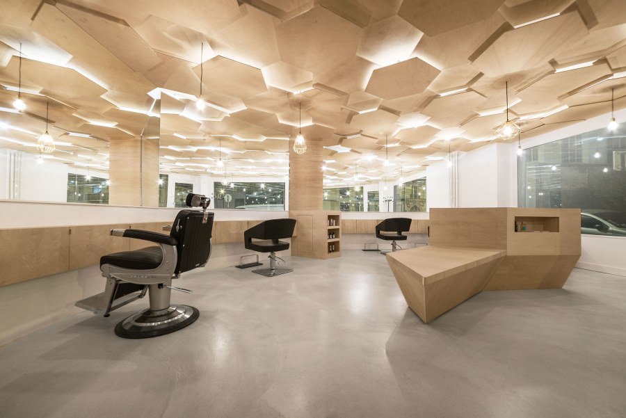 Потолок из фанеры в офисе