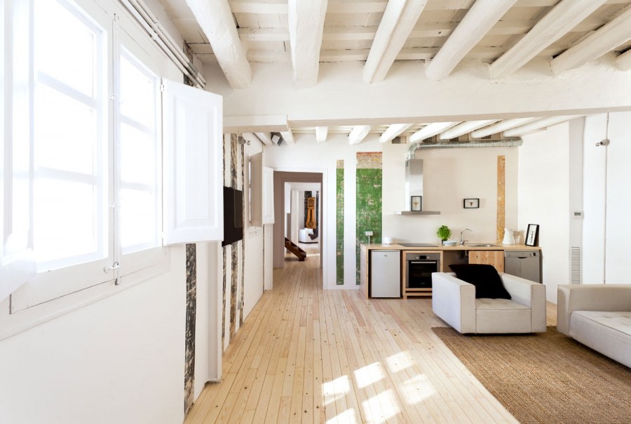 Потолок с белыми балками