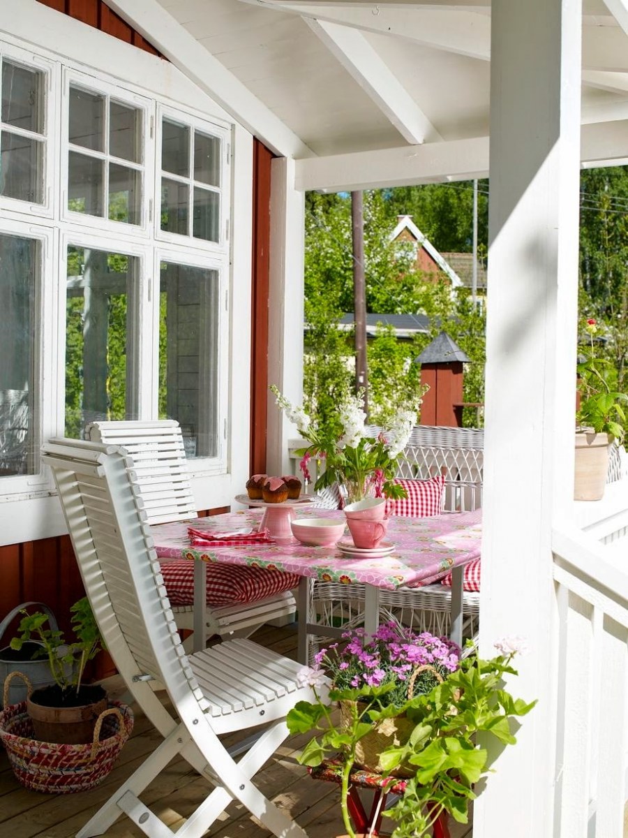 Уютная веранда на даче