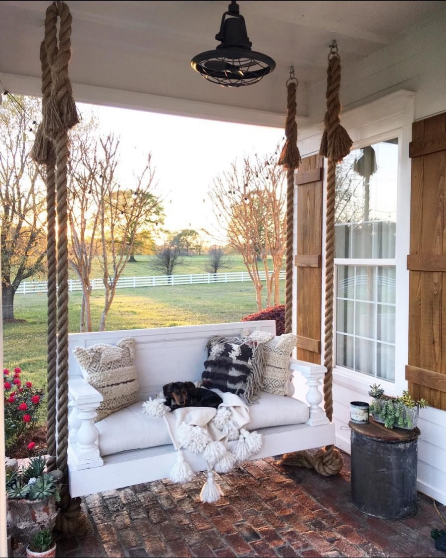 Качели на веранде