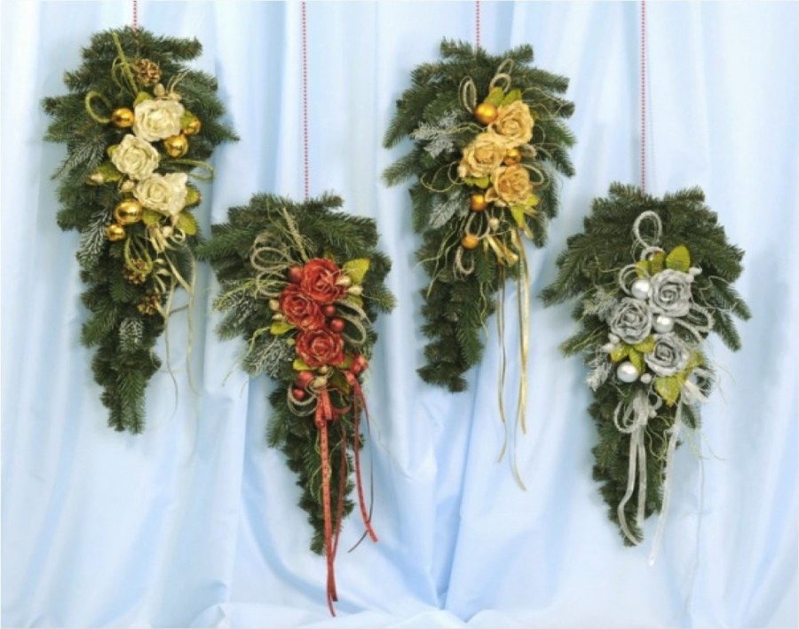 Украшение из еловых веток