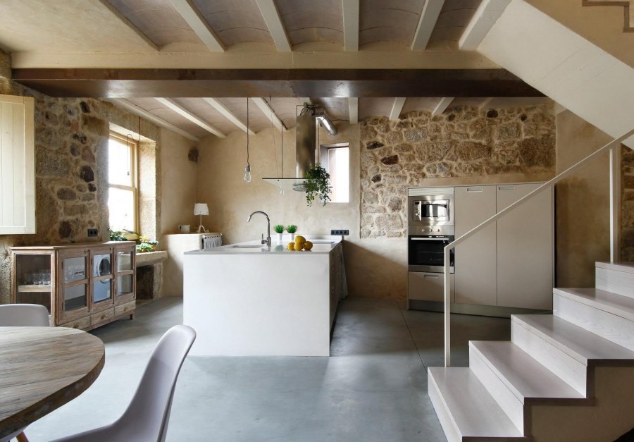 Интерьер кухни гостиной с лестницей