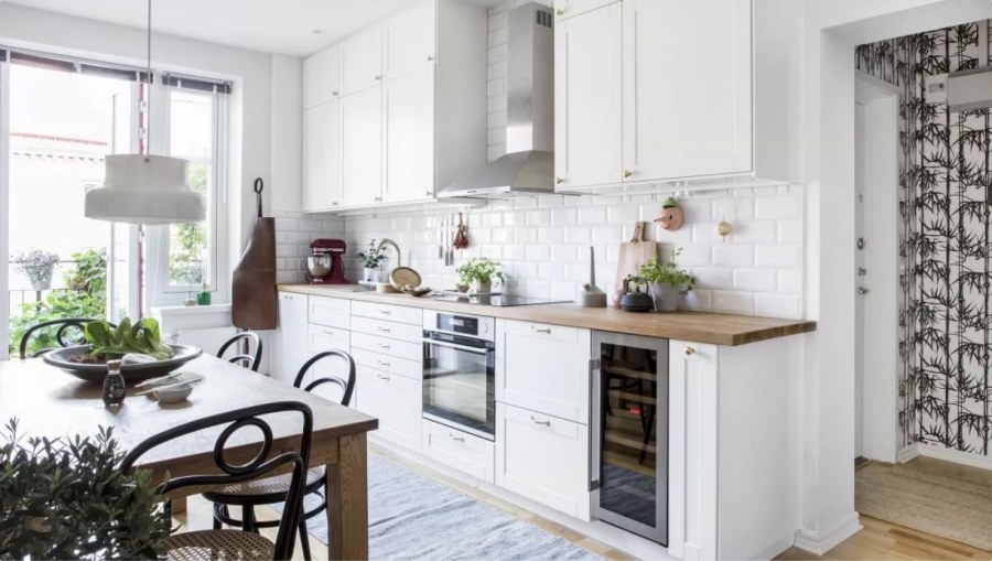 Сканди кухня с деревянной столешницей