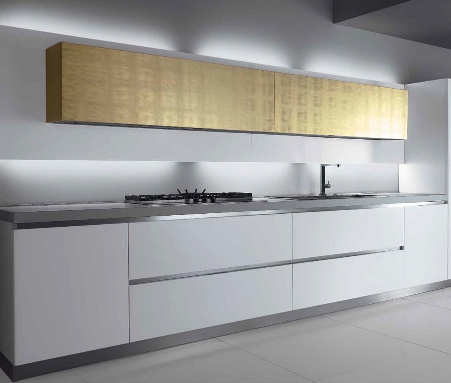 Белая кухня с ручкой gola