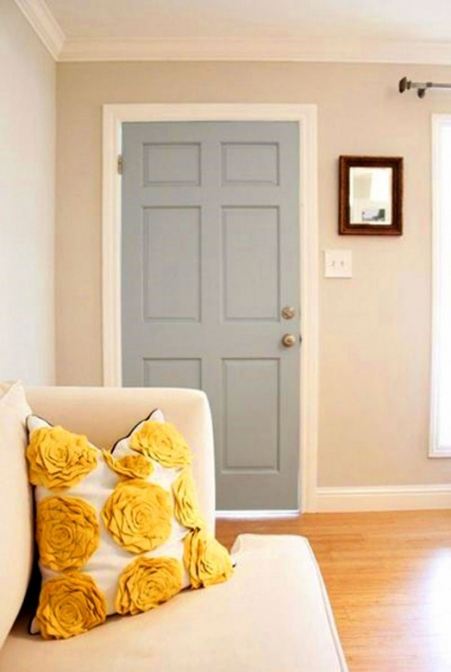 Желтые стены и серые двери