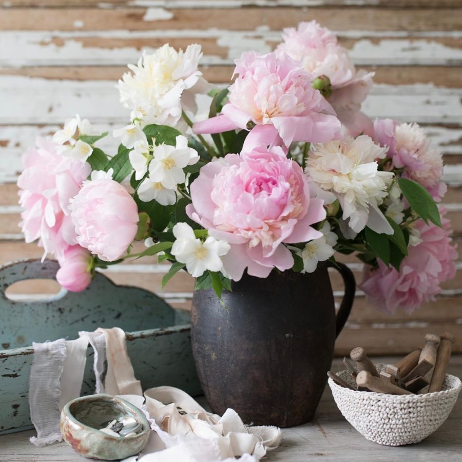 Пионы букет в интерьере фото гостиной комнаты