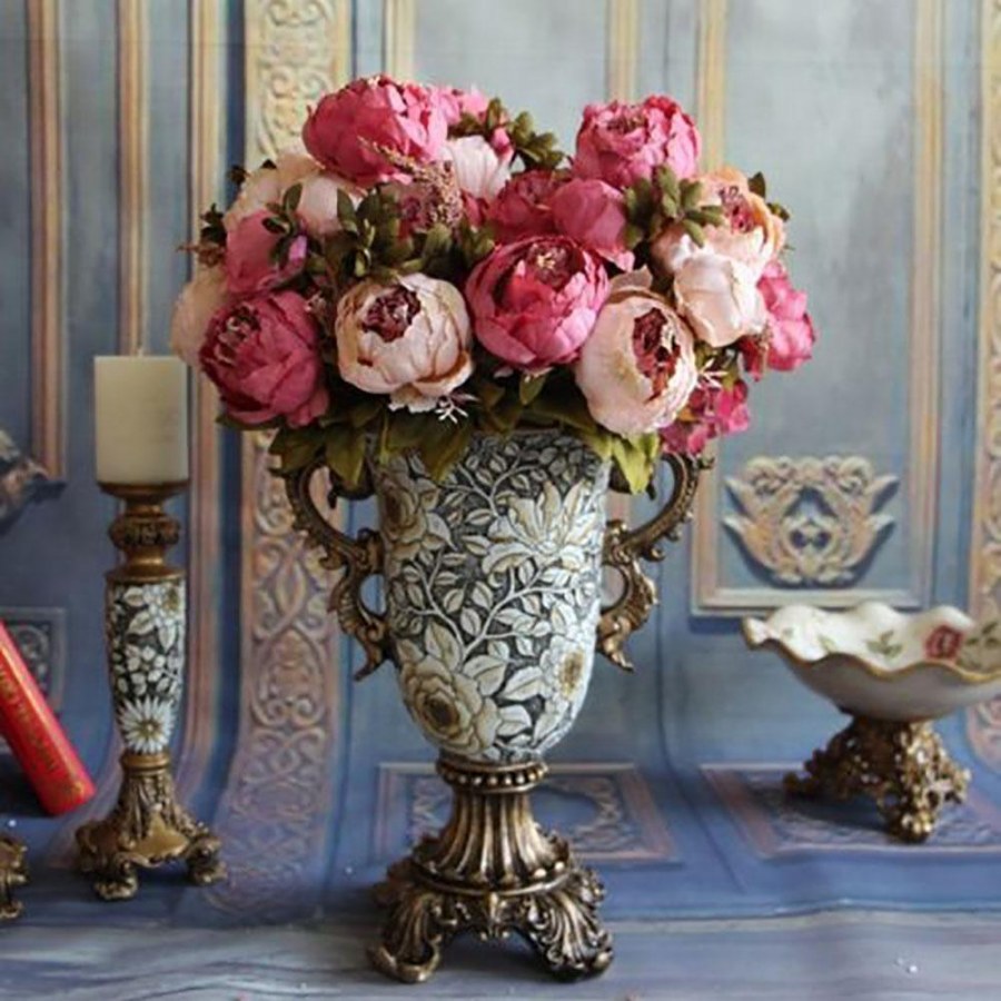 Ваза с искусственными цветами