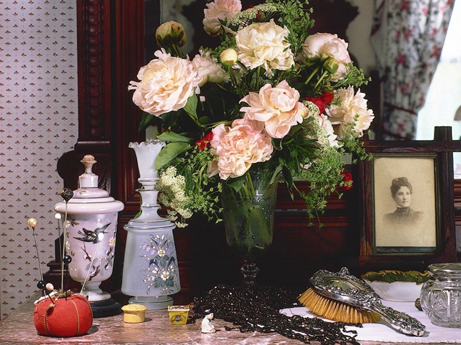 Цветы в старинных вазах