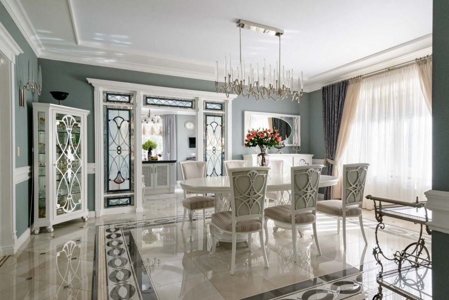 Гостиная столовая в стиле Неоклассика в загородном доме