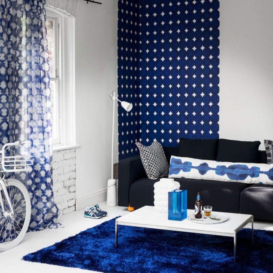 Синие стены черная мебель