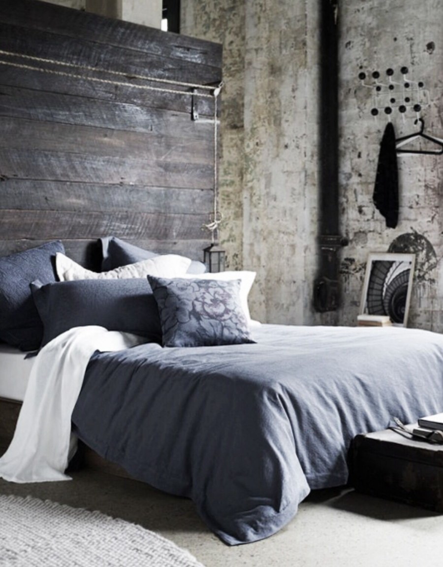 Комната с синими стенами