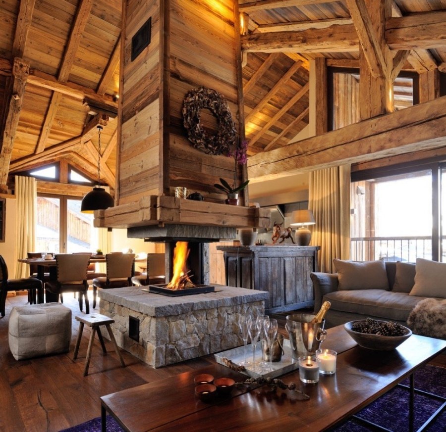 Интерьер деревянного дома с камином