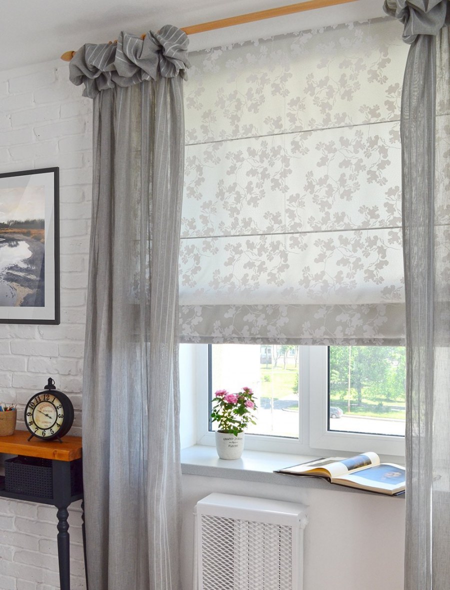 Рулонные шторы и тюль в гостиной